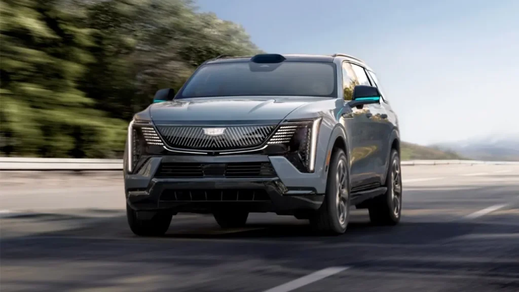 GM quer liberar motorista para tirar os olhos da estrada em 2028, começando pelo Escalade IQ