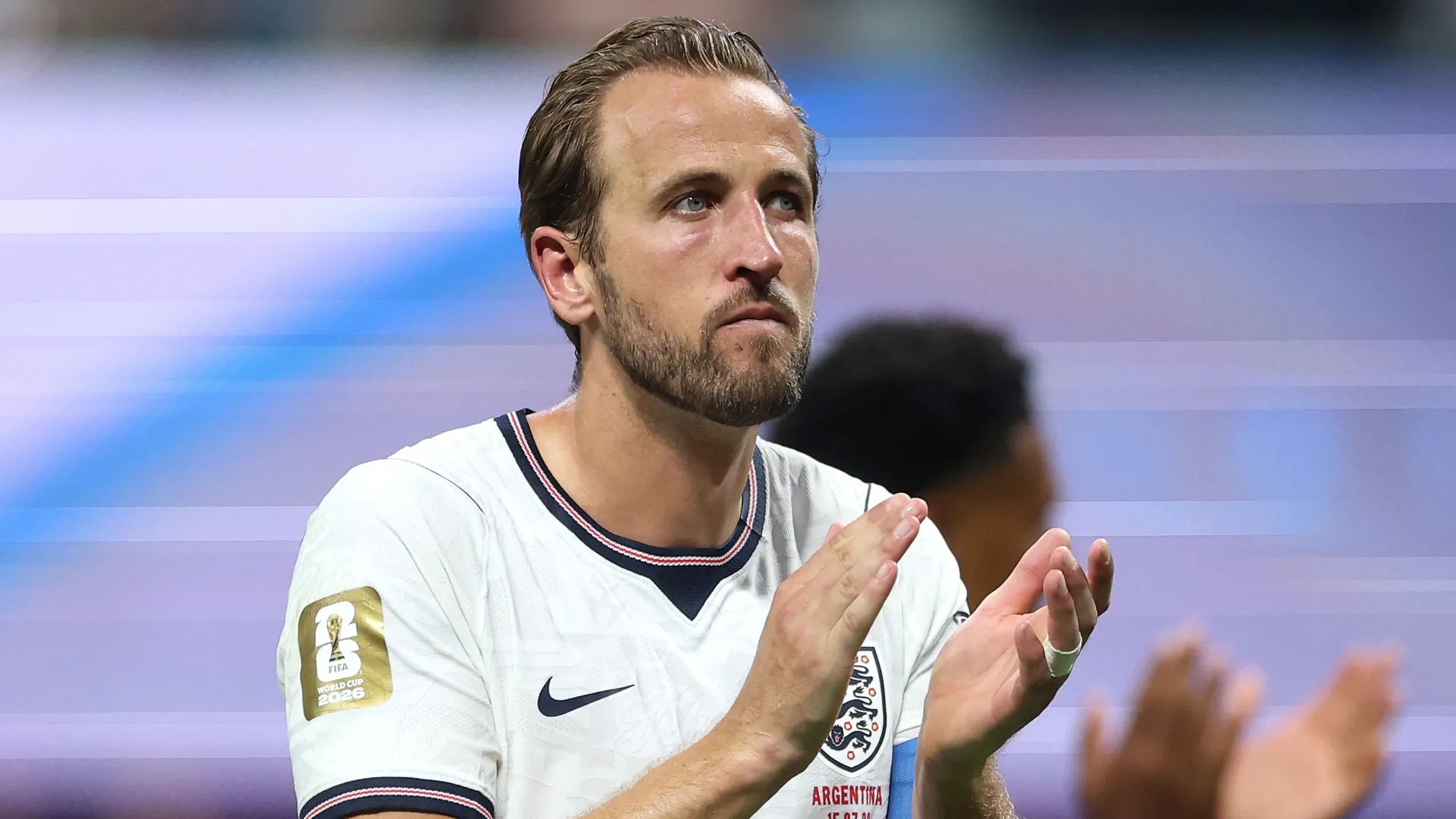 Kane conquista primeira Bola de Ouro aos 33 anos, uma década depois de Messi e Ronaldo