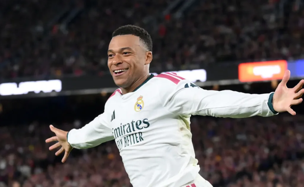 Mbappé marca duas vezes, chega a 100 gols pelo Real e reduz vantagem do Barcelona no Espanhol