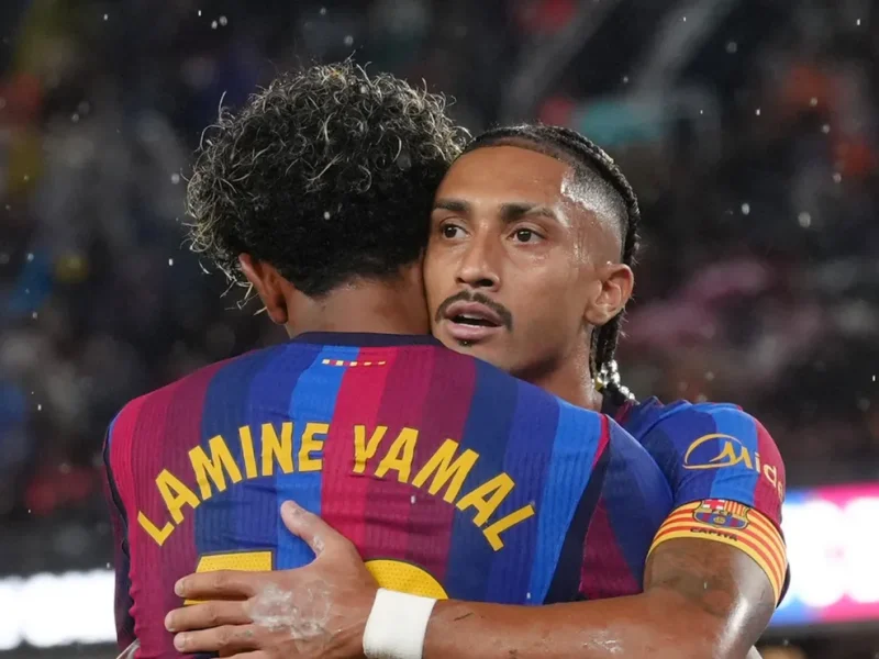 Raphinha volta ao Barcelona para duelo com PSG, mas Flick perde Kounde e Eric Garcia por lesão