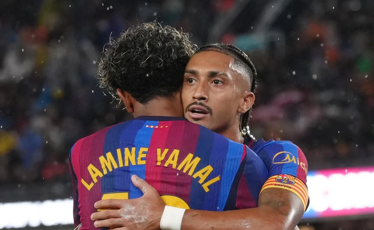 Raphinha volta ao Barcelona para duelo com PSG, mas Flick perde Kounde e Eric Garcia por lesão