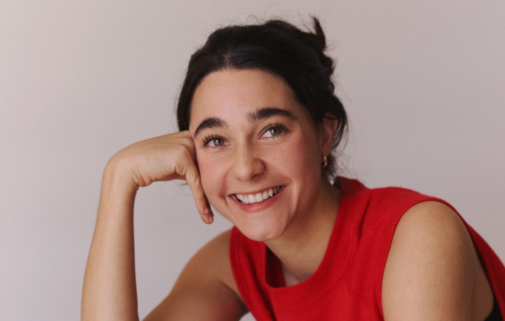 Lara Ricote estreia Break Clause no Channel 4 e fala sobre deficiência auditiva e comédia