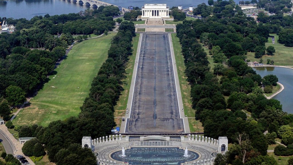 Adolescente processa CBS News por US$ 20 milhões após ser associado a vandalismo no Reflecting Pool