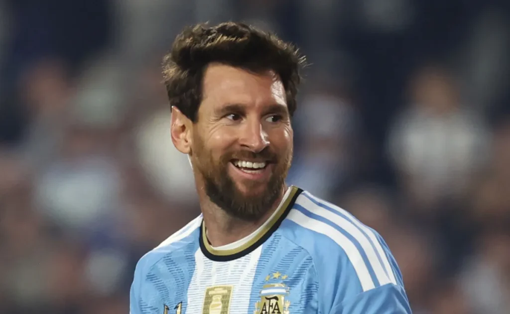 Messi marca de pênalti em despedida da Argentina e chega a 126 gols pela seleção