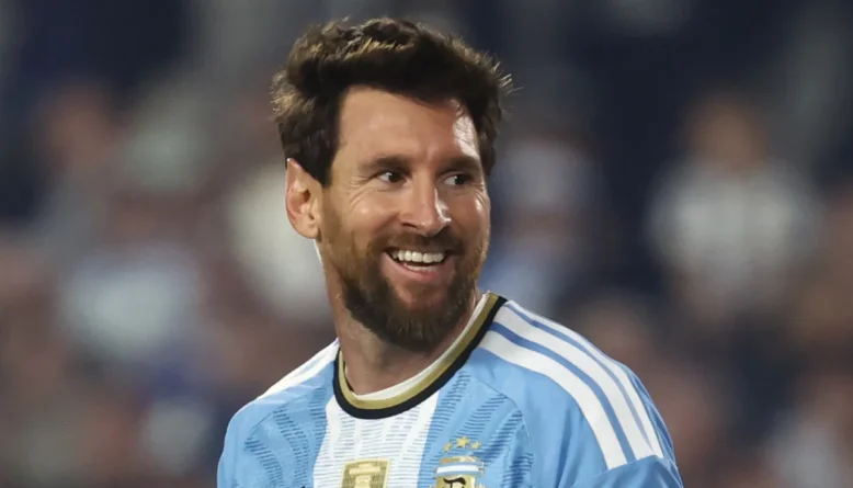 Messi marca de pênalti em despedida da Argentina e chega a 126 gols pela seleção