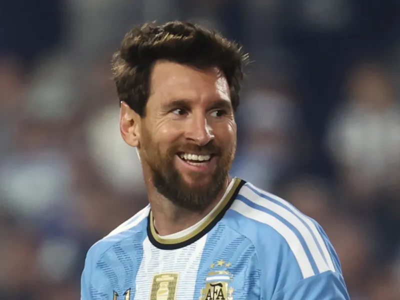 Messi marca de pênalti em despedida da Argentina e chega a 126 gols pela seleção