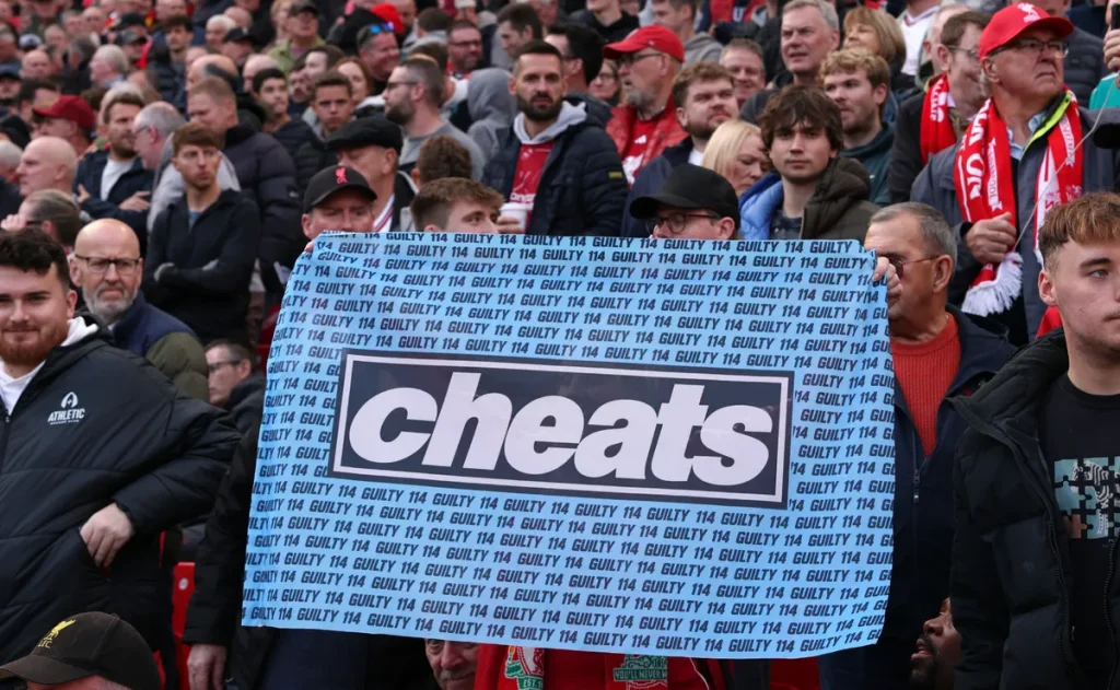 Torcida do Liverpool ironiza City com faixas inspiradas em músicas do Oasis em Anfield