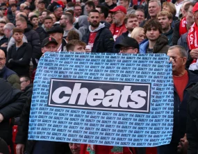 Torcida do Liverpool ironiza City com faixas inspiradas em músicas do Oasis em Anfield