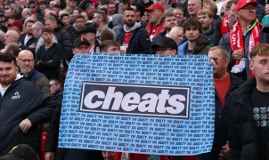 Torcida do Liverpool ironiza City com faixas inspiradas em músicas do Oasis em Anfield