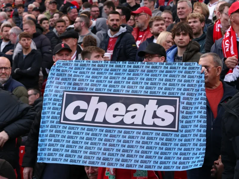 Torcida do Liverpool ironiza City com faixas inspiradas em músicas do Oasis em Anfield
