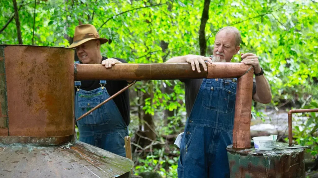 Estrelas de Moonshiners explicam mito da cegueira e apontam envenenamento do governo na Lei Seca