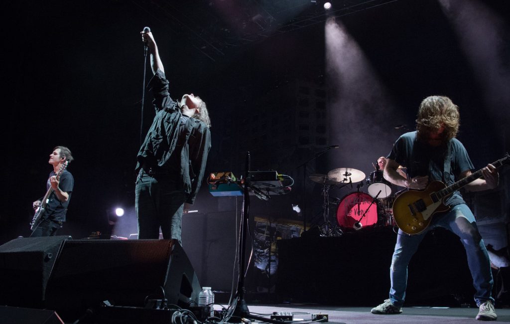 My Chemical Romance leva cheerleaders caracterizadas ao Hollywood Bowl em noite de Teenagers