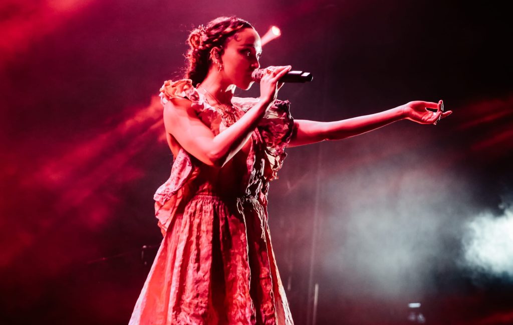 FKA Twigs retira processo após Shia LaBeouf encerrar acordo de confidencialidade
