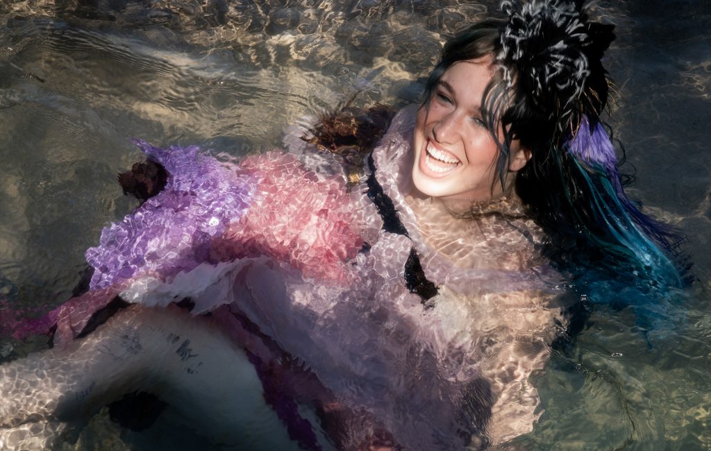 Eli lança playlist The Goddess Of Grieving e reflete sobre o preço da fama