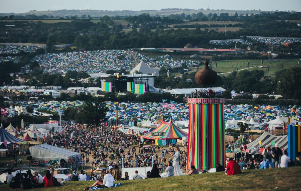 Ingressos gerais do Glastonbury 2027 esgotam em 42 minutos