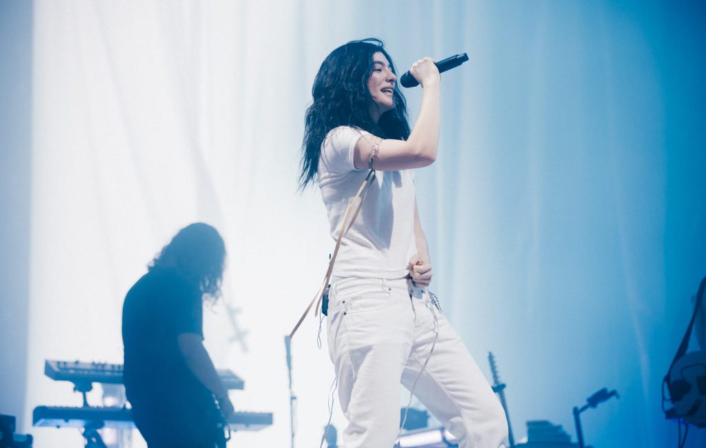Lorde veste jaqueta Free Palestine e cita Robert Kraft em meio a polêmica de turnê de Ed Sheeran
