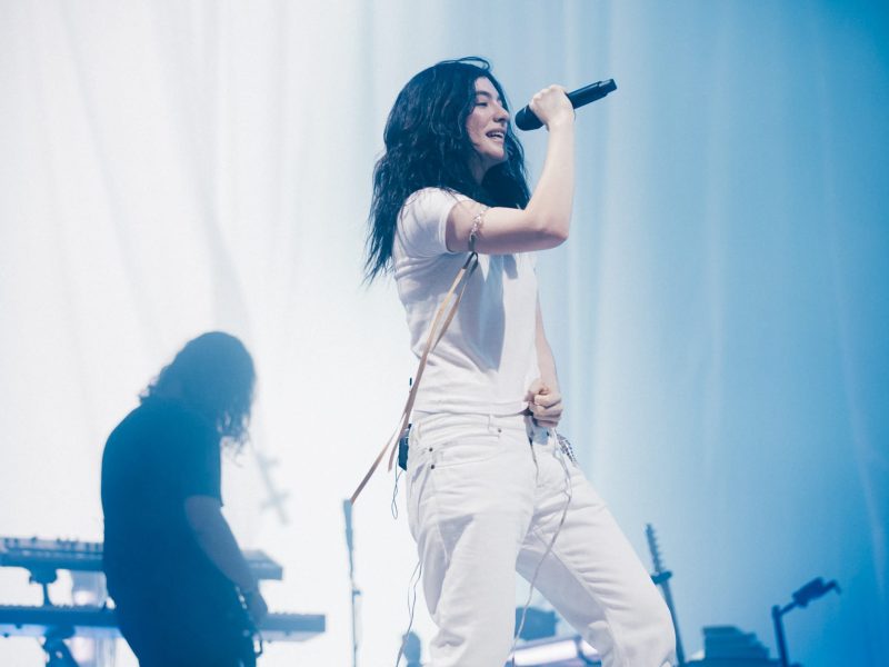 Lorde veste jaqueta Free Palestine e cita Robert Kraft em meio a polêmica de turnê de Ed Sheeran