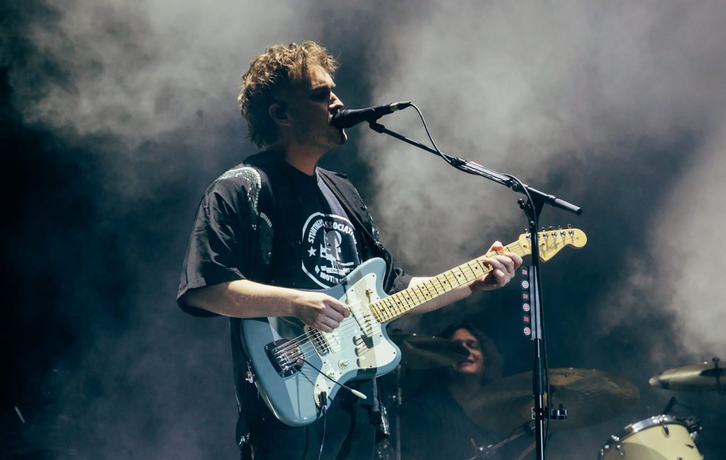Sam Fender promete mudar preços de ingressos de turnê em estádios após críticas
