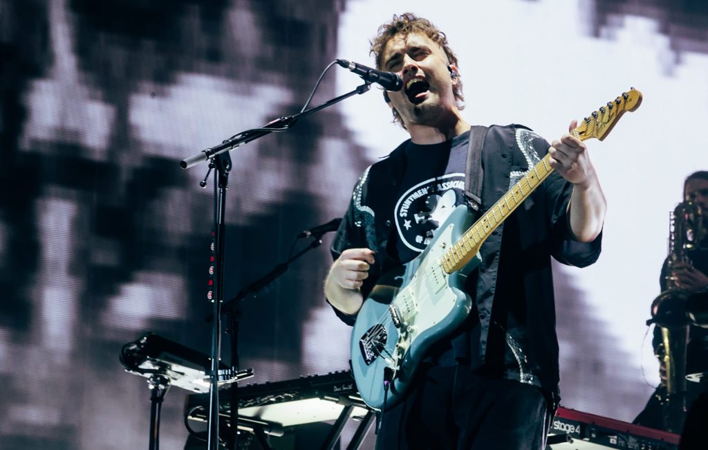Sam Fender elimina setores premium de pista e reduz preços de turnê em estádios