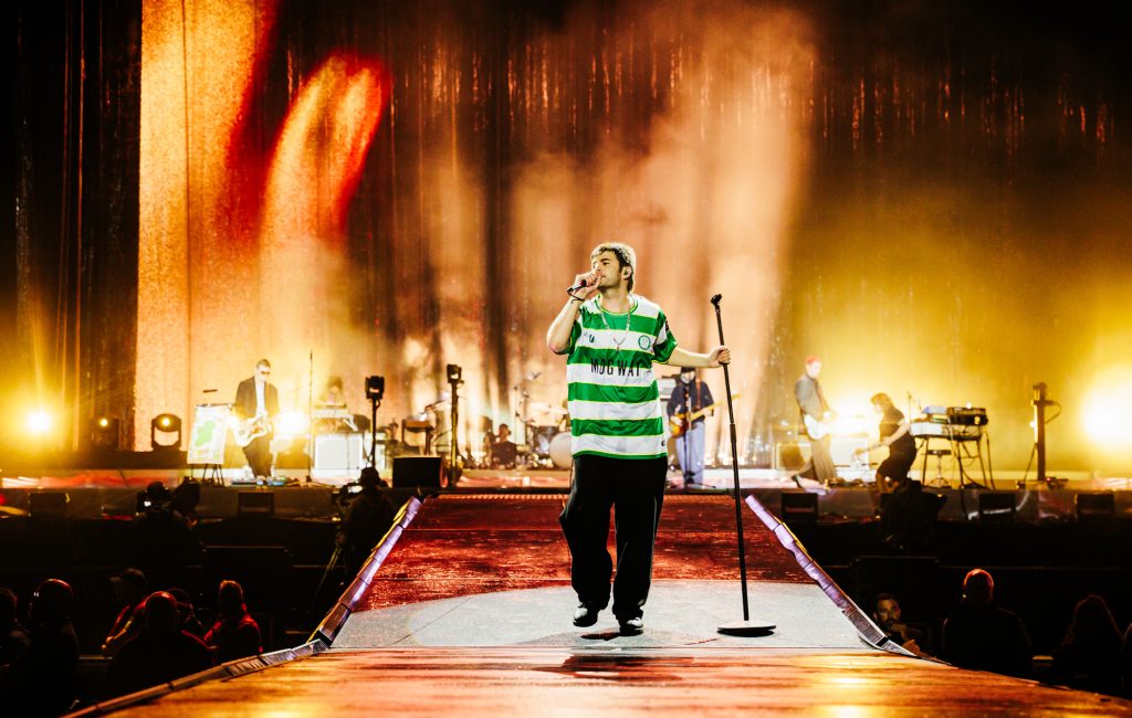 Fontaines D.C. abrem turnê de arena em Lisboa com 19 músicas e bandeira palestina no palco