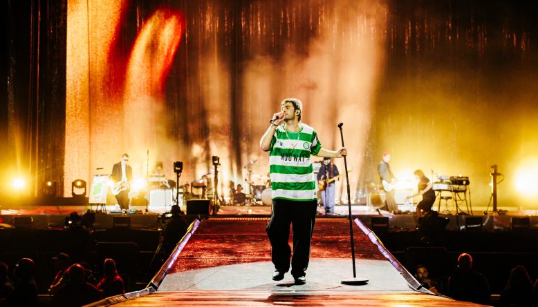 Fontaines D.C. abrem turnê de arena em Lisboa com 19 músicas e bandeira palestina no palco