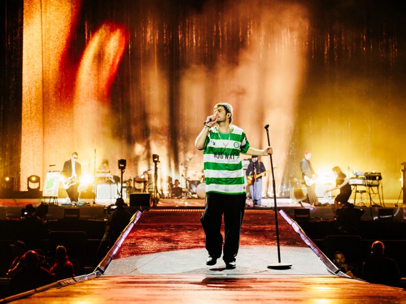 Fontaines D.C. abrem turnê de arena em Lisboa com 19 músicas e bandeira palestina no palco