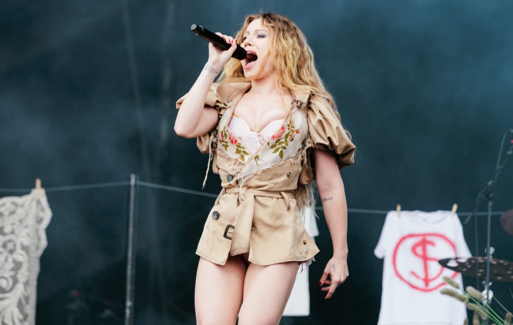 Slayyyter cancela turnê pelo Reino Unido e Europa por motivos de saúde