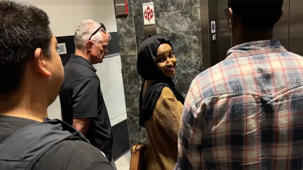 Ilhan Omar rebate documento judicial e reafirma nome em meio a investigação de fraude migratória