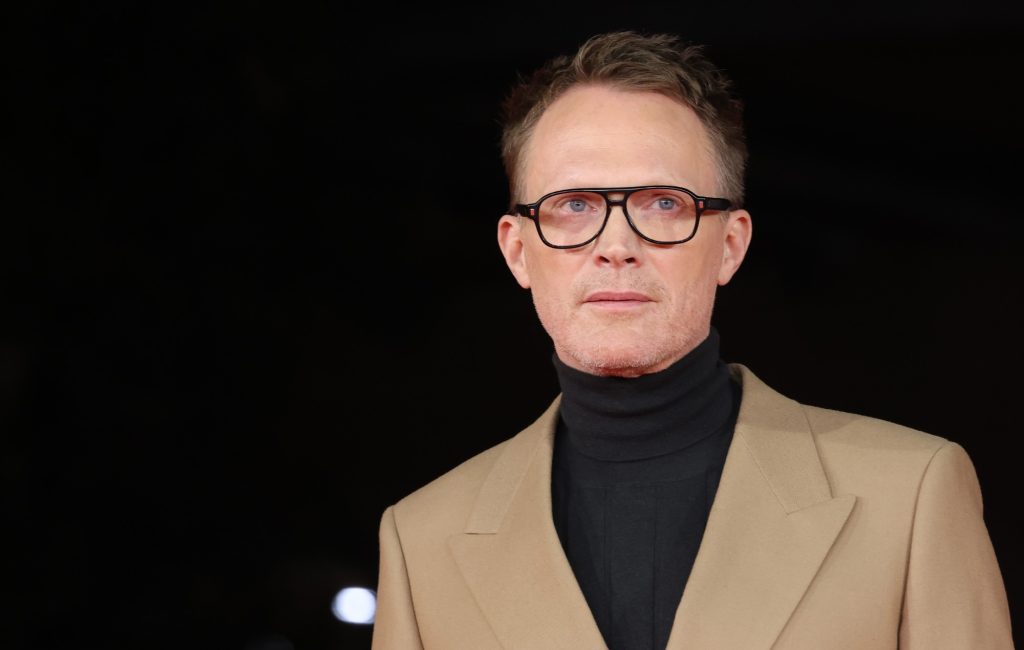 Paul Bettany diz que não era próximo de Johnny Depp e que não fala com ele desde julgamento
