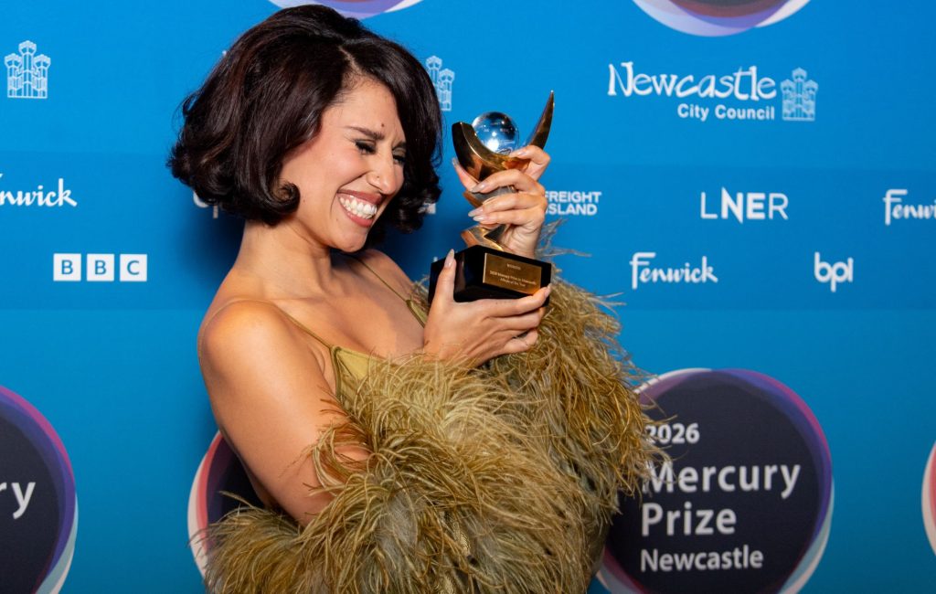 Raye vence o Mercury Prize e chama prêmio de melhor presente de aniversário