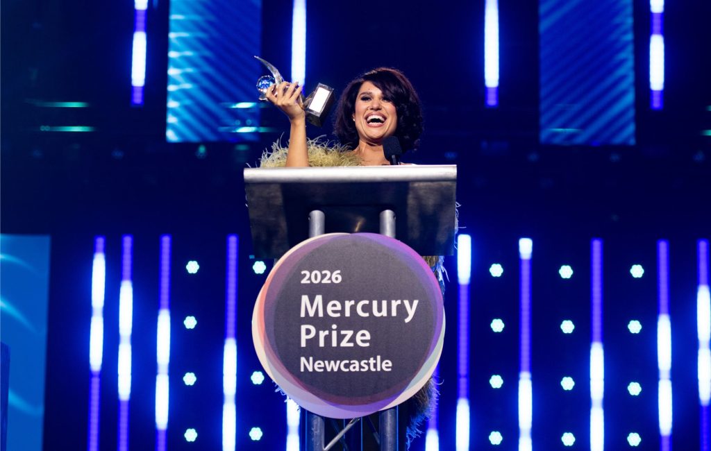 Raye vence o Mercury Prize 2026 com álbum sobre esperança