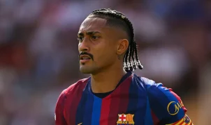 Flick poupa Raphinha contra o Betis e planeja retorno como titular diante do PSG