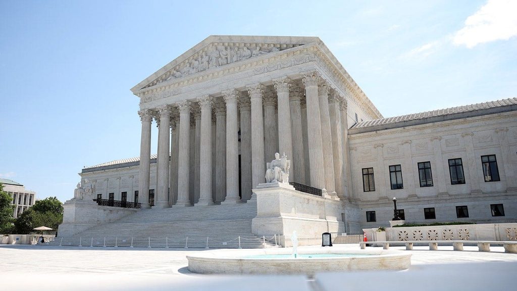 Suprema Corte dos EUA abre novo mandato com casos sobre clima, armas, fé e eleições