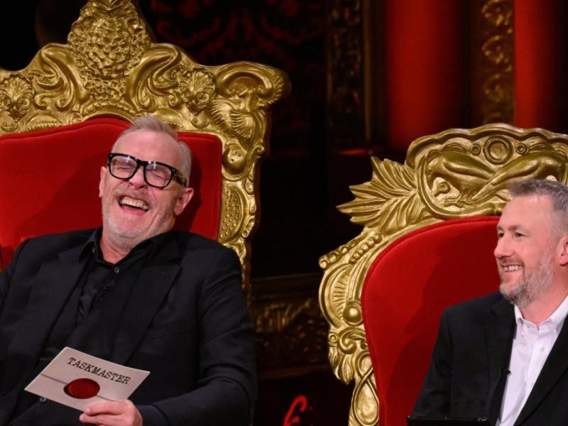Taskmaster anuncia turnê mundial com shows em Manchester e Los Angeles em 2027