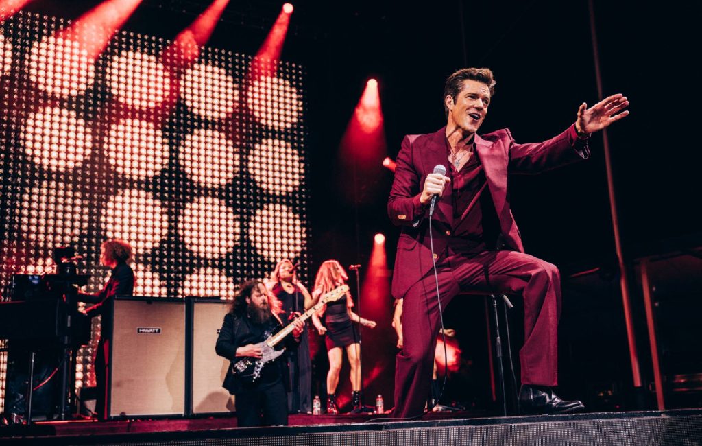 Brandon Flowers revela bastidores de Mr. Brightside e ranqueia clássicos do The Killers