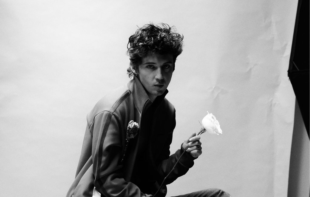 Troye Sivan aposta em sons dançantes dos anos 90 em novo álbum Shes the Best