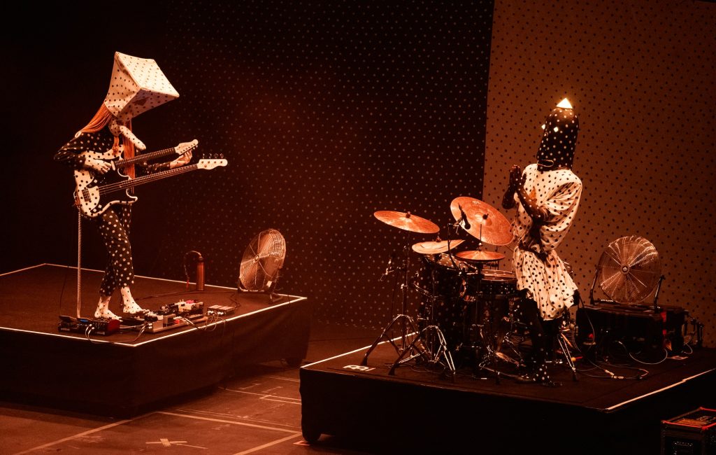 Angine de Poitrine leva math rock alienígena a Londres com show elogiado por habilidade musical