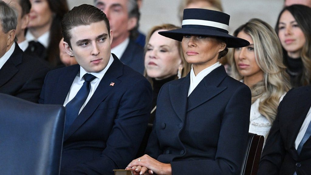 Documentos desclassificados revelam vigilância do FBI a familiares de Trump e a chefe de gabinete Susie Wiles
