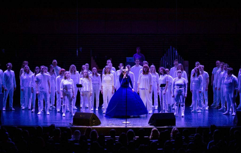 Björk lança registro físico do show Orkestral com o coro Hamrahlíð
