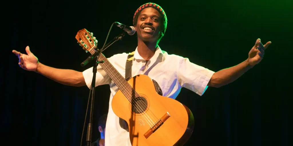 Caxtrinho leva samba experimental da Baixada Fluminense ao Cena Musical