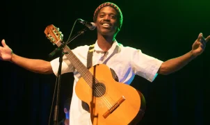 Caxtrinho leva samba experimental da Baixada Fluminense ao Cena Musical