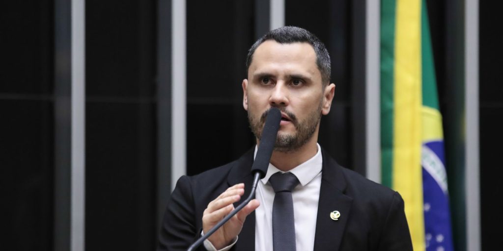 Cleitinho Azevedo vence em Minas Gerais e garante governo no primeiro turno