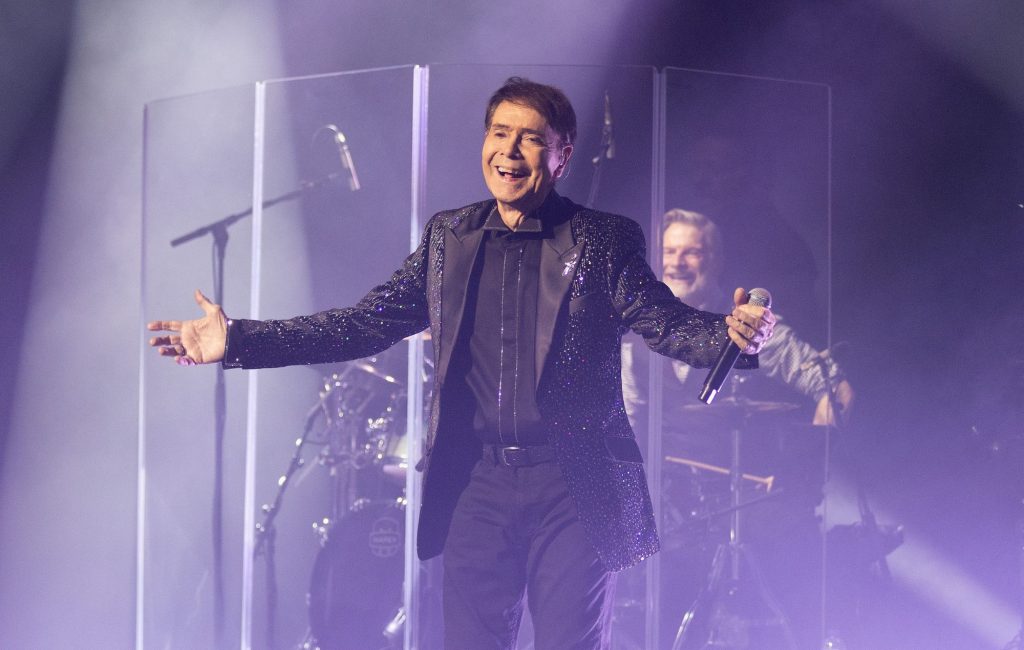Cliff Richard aposta em reggae em single natalino e provoca reações nas redes