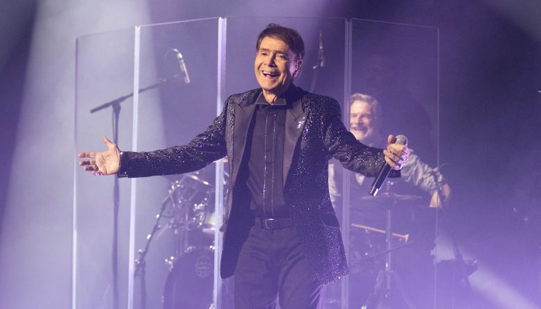 Cliff Richard aposta em reggae em single natalino e provoca reações nas redes