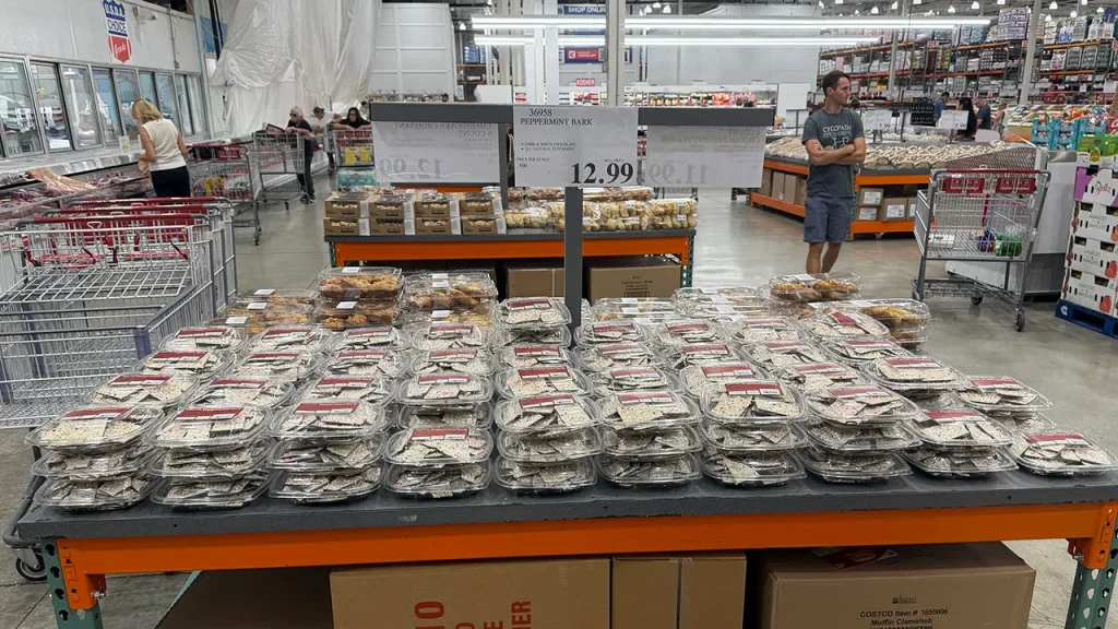 Peppermint Bark da Kirkland volta às prateleiras da Costco com preço menor