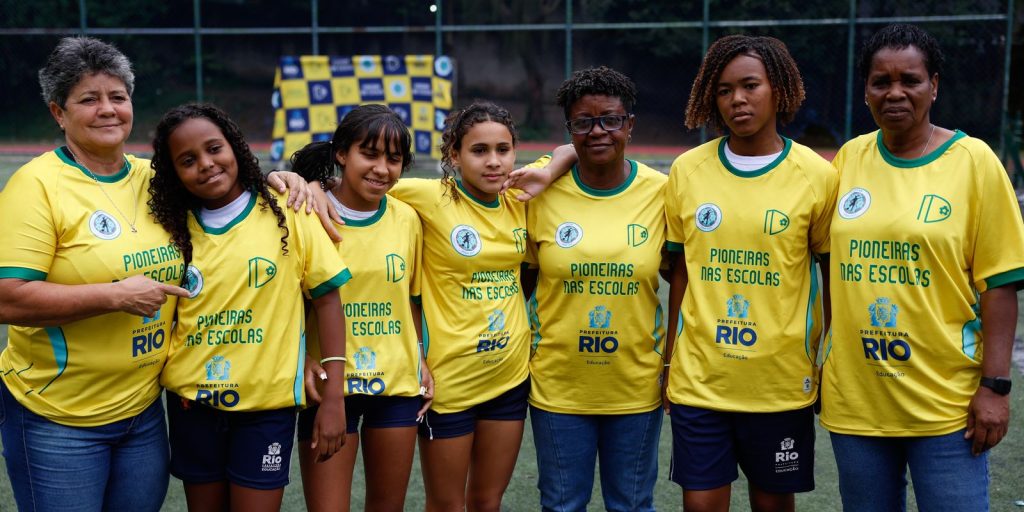 Ex-jogadoras da seleção levam futebol feminino a escolas municipais do Rio