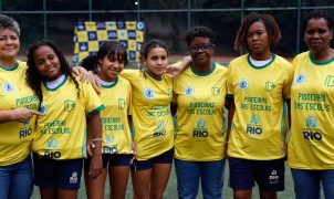 Ex-jogadoras da seleção levam futebol feminino a escolas municipais do Rio