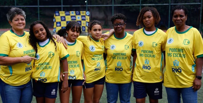 Ex-jogadoras da seleção levam futebol feminino a escolas municipais do Rio