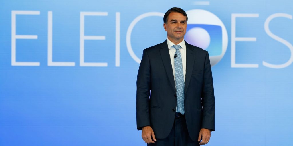 Flávio Bolsonaro diz acreditar em inocência de PM acusado de matar Ana Clara