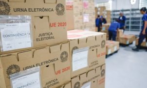 Urnas chegam aos locais de votação e tribunais fecham preparativos para o 1º turno